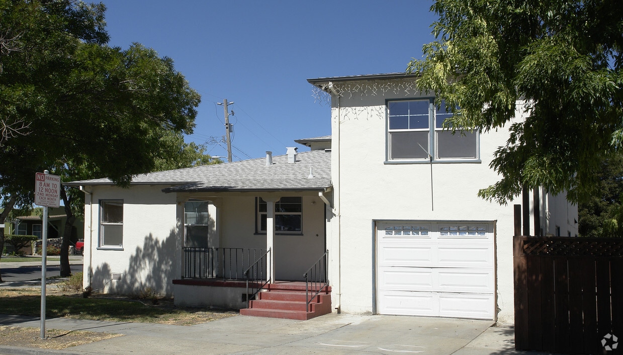 Building Photo - 410-418 W 11th St