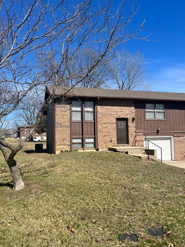 Building Photo - 429-431-431 Maple Grove Way
