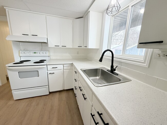 Building Photo - 324 Vidal St S