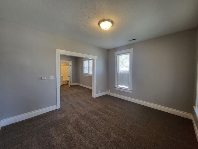 Building Photo - 2 Bedroom, 1 Bathroom Home!