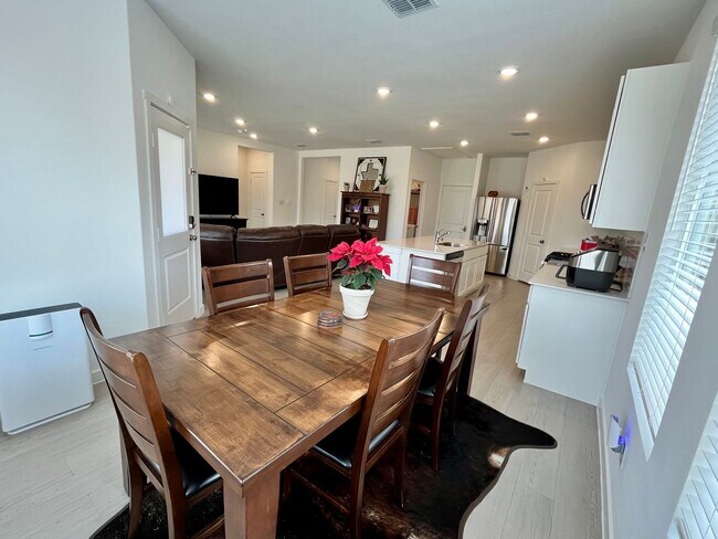 Foto del edificio - Beautiful Newer 3-2-2 with WOW Yard!