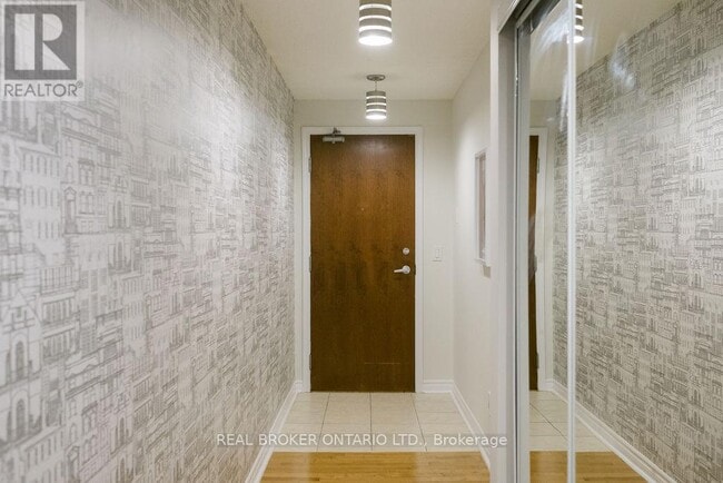 Photo du bâtiment - 4090 Living Arts Dr