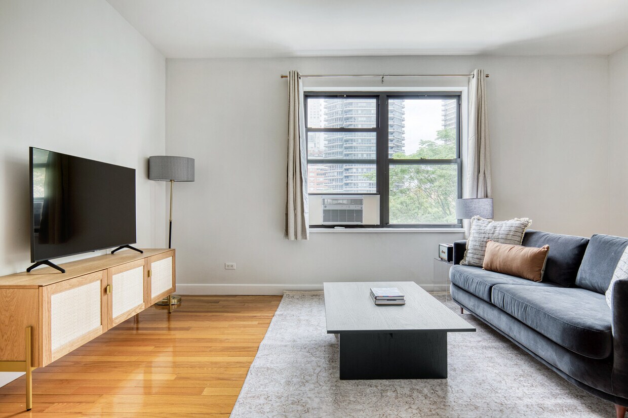 Foto principal - 252 E 61st St