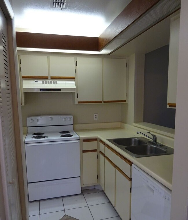 Foto del edificio - 1br/1ba Wimbledon Condo with Tile Floors a...