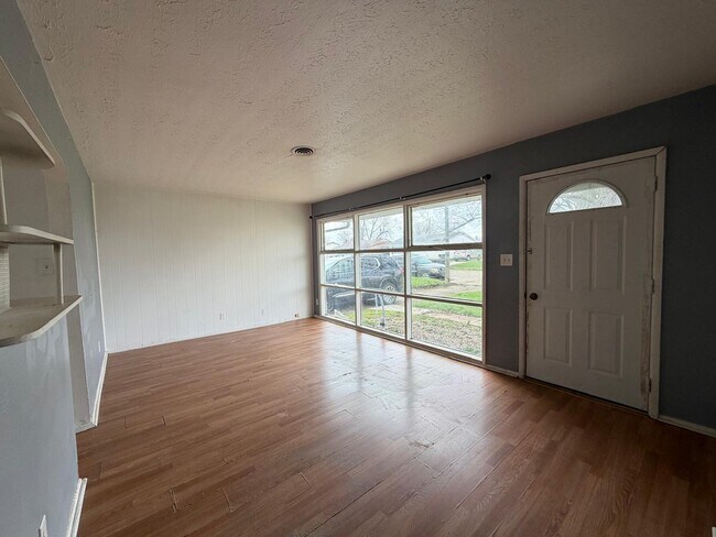Building Photo - 411 Pinewood Ave
