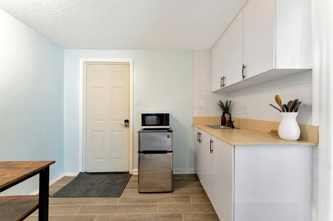 Building Photo - 733 Tarpon Ave