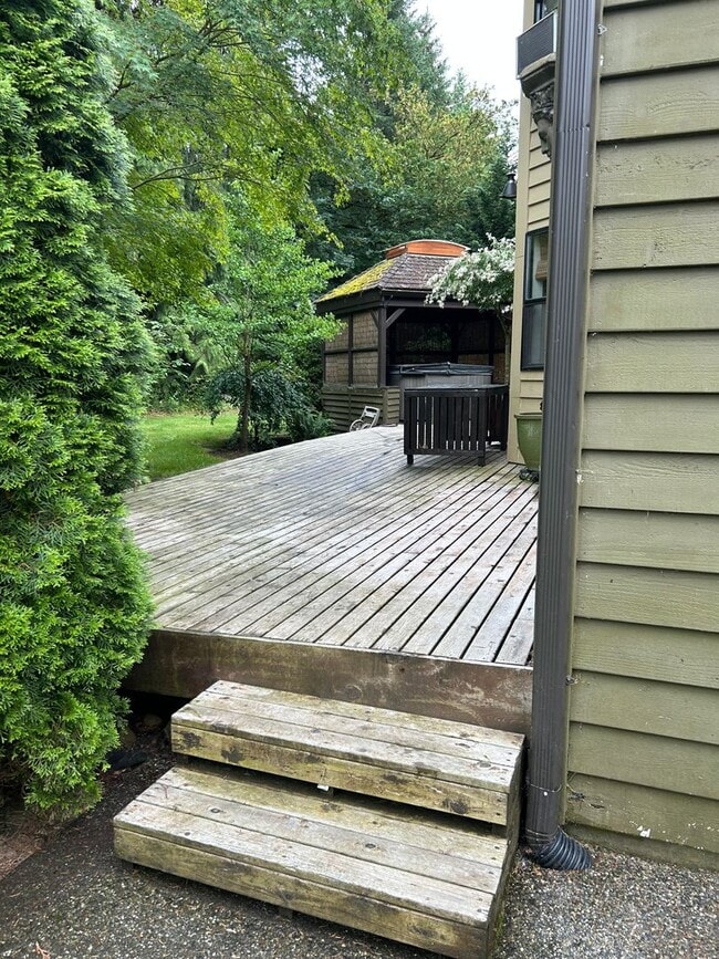 Building Photo - 3-bedroom, 2.5-bathroom home located in th...