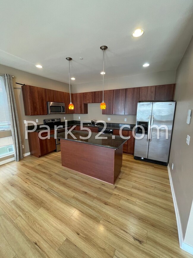 Building Photo - 3 Bedroom Townhome In Downtown Tacoma