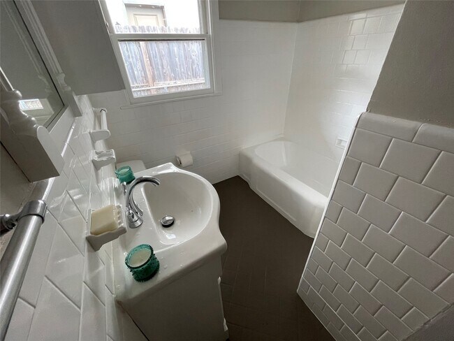 Foto del edificio - 3229 Westridge St