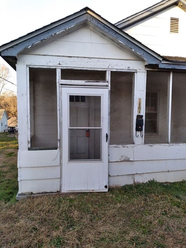 Primary Photo - Adorable duplex ready and waiting for you!