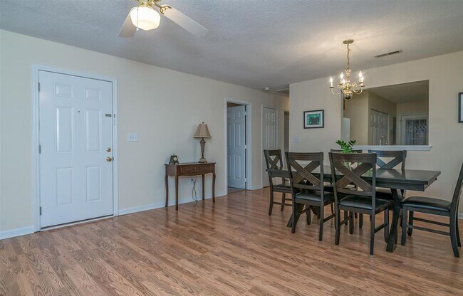 Building Photo - Well Maintained 2 Bedroom 2 Bathroom Townh...