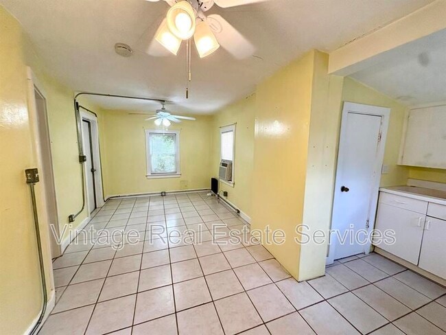 Building Photo - 309 W Comanche Ave