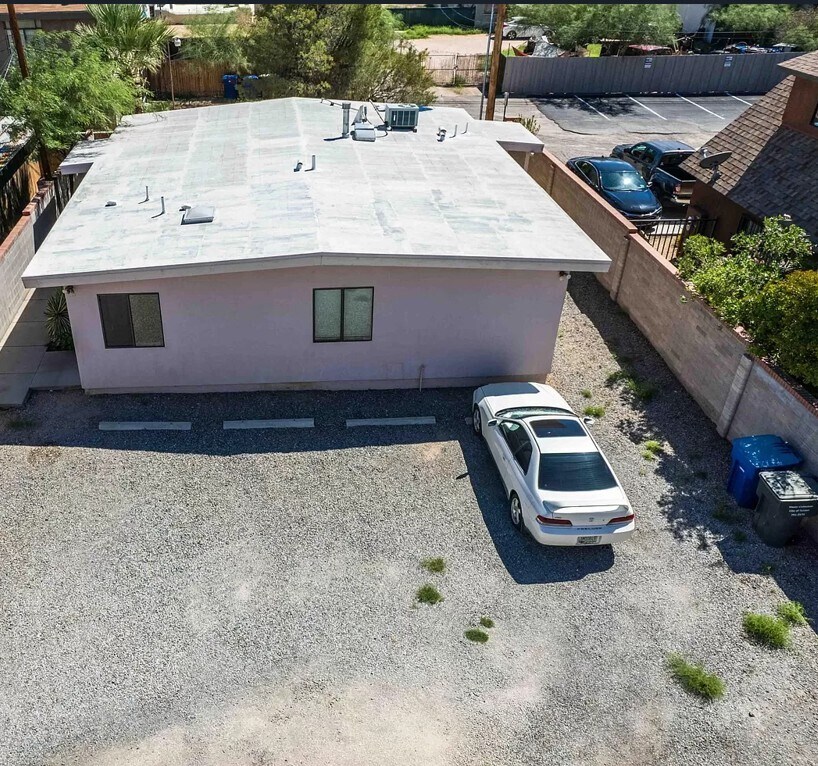 Foto principal - 1330 E 10th St