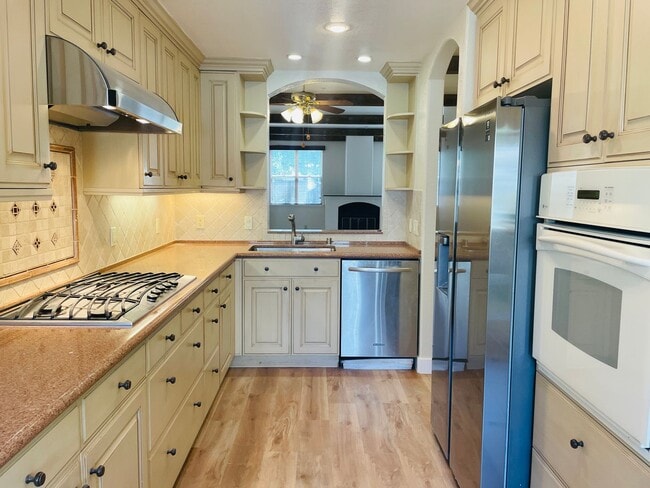 Building Photo - Wonderful 3 Bed 2.5 Bath Townhouse In Mountain View. Beautiful Vinyl Plank Flooring Installed Thr...