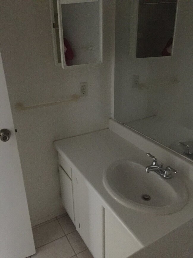 Building Photo - Two Bedroom Unit Near UTMB!