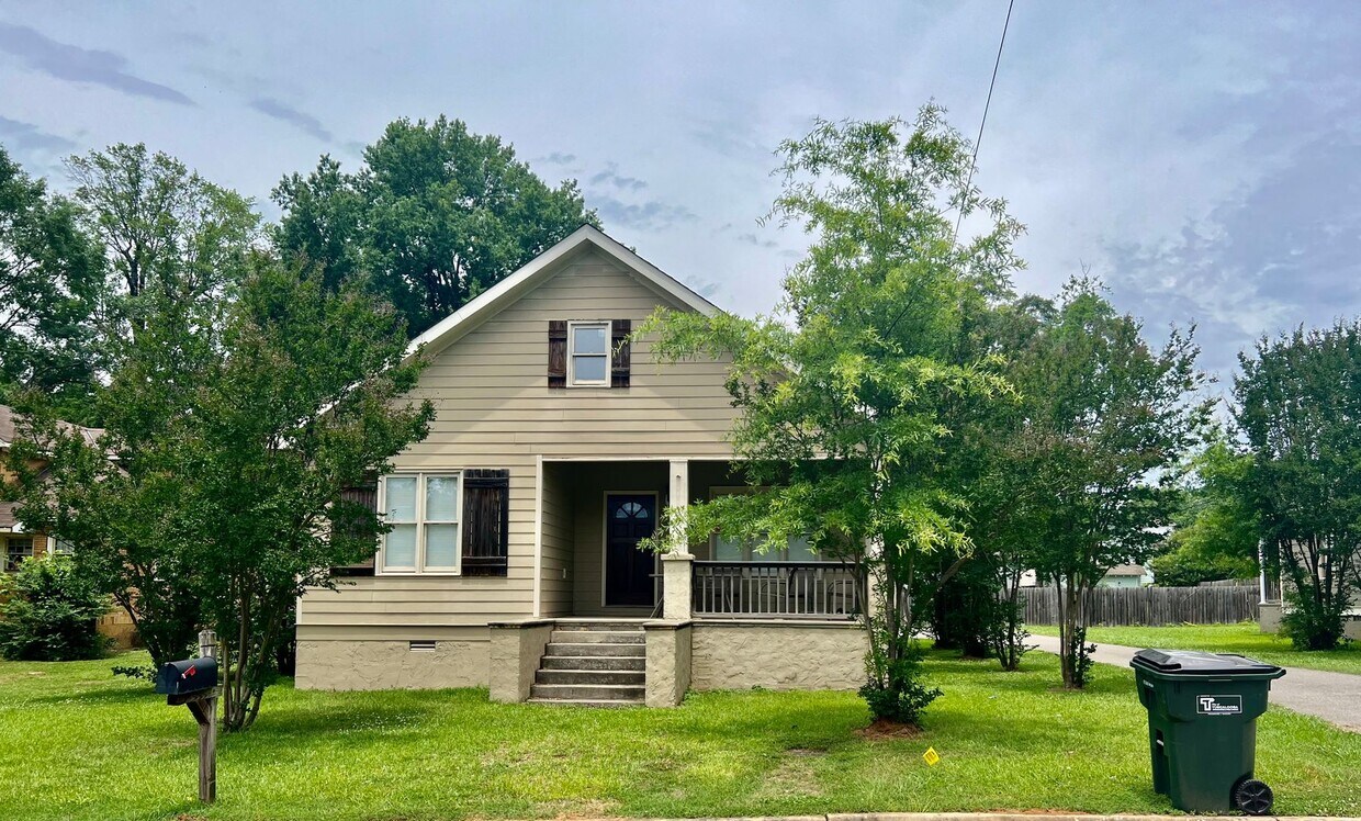 Foto del edificio - Charming 3 Bedroom 3 Bath Available Fall 2026! Schedule your tour and Apply Today!