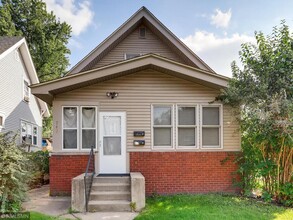 Building Photo - 742 Case Ave E