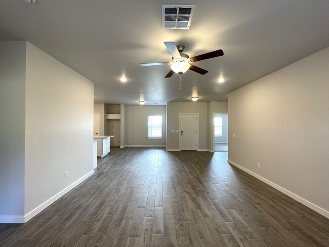 Building Photo - $500 OFF FIRST FULL MONTHS RENT! Welcome t...