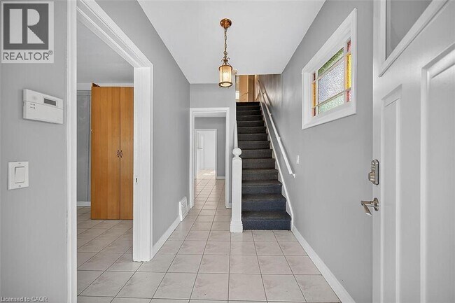 Building Photo - 509 Colborne St