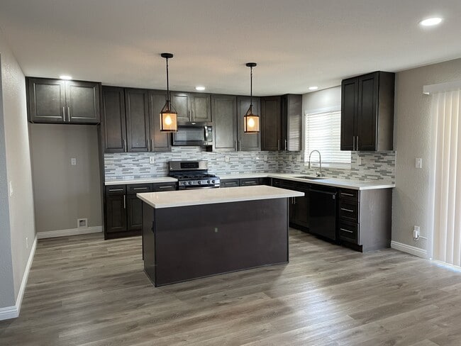 Foto del edificio - 38661 Annette Ave