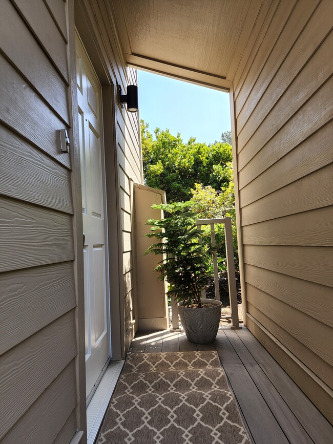 Building Photo - 117 Spinnaker Ct