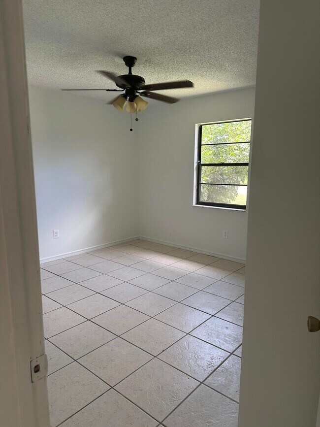 Foto del edificio - 2574 Hester Ave SE