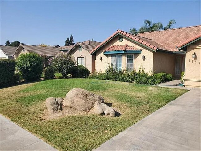 Building Photo - North West Visalia!