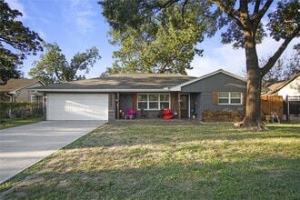 Building Photo - 9928 Westview Dr