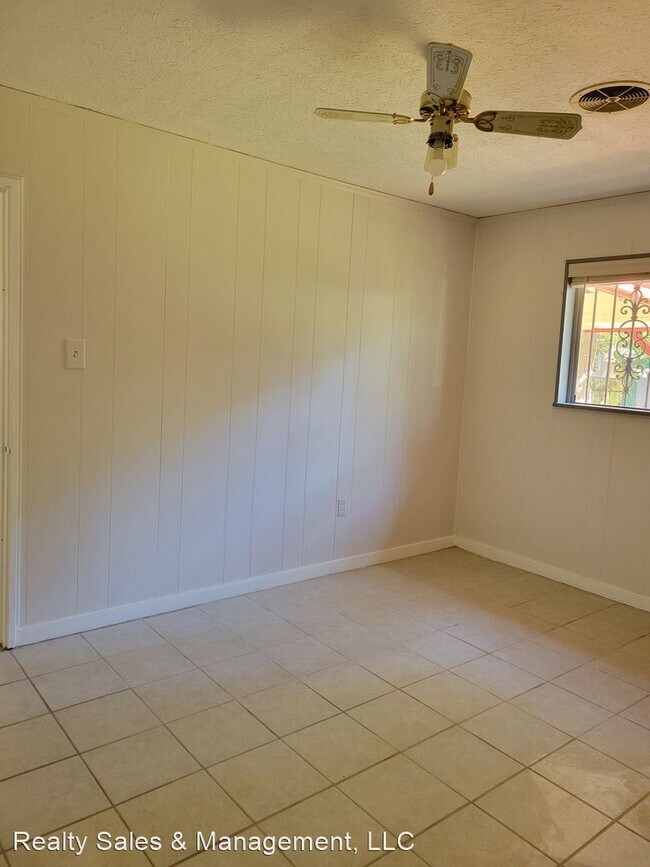 Foto del edificio - 3 br, 2 bath House - 248 Colebrook Avenue