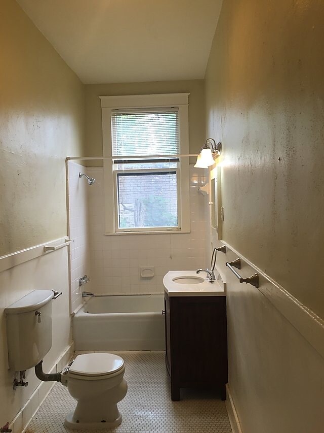 Baño - 1004 Scott St