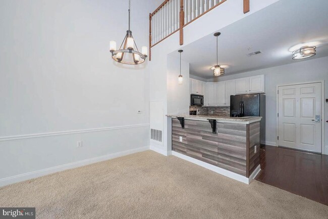 Building Photo - 300 W Elm St