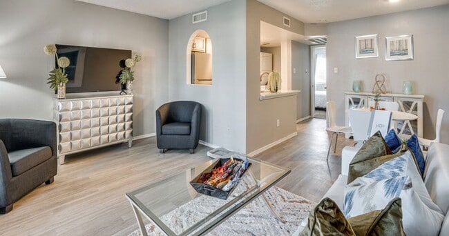 Building Photo - 2007 Springcrest Dr