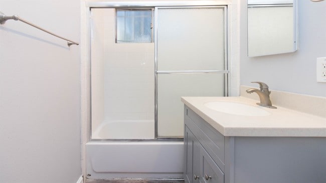 Building Photo - 3025 E 5th St