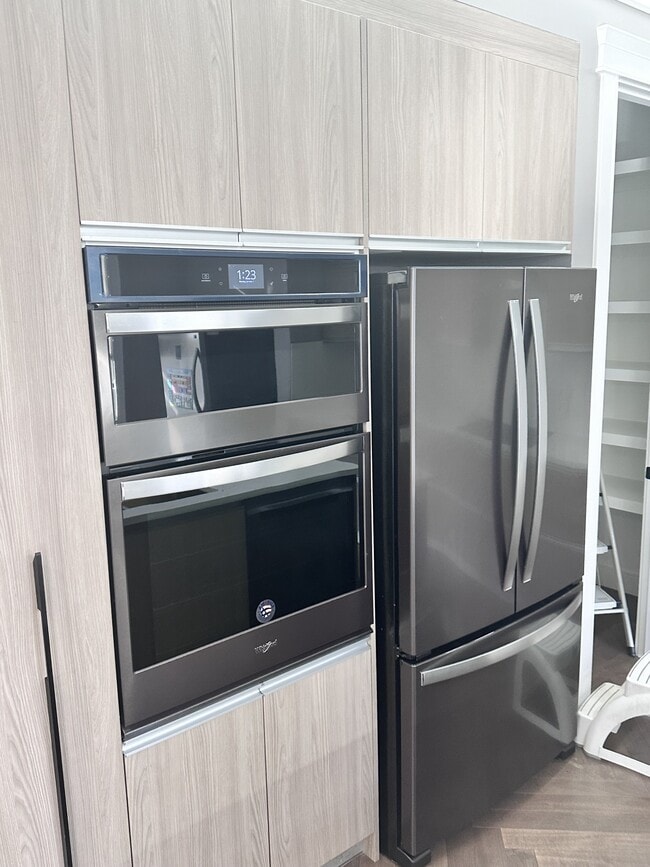 Photo du bâtiment - 10625-10669 69 Ave NW