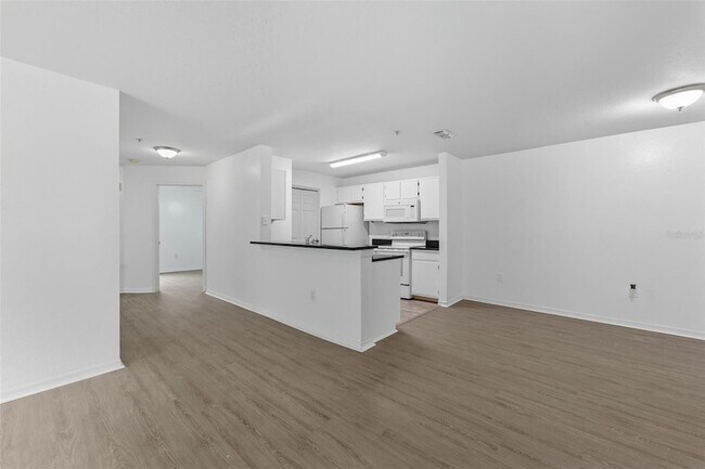 Building Photo - 5459 Vineland Rd