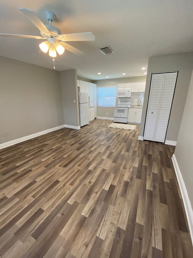 Building Photo - 107 Karde Ln