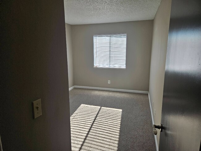 Building Photo - 5025 Valley Crest Dr