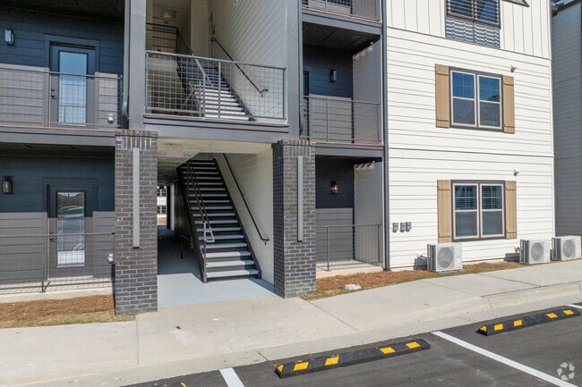 Building Photo - Pointe Grand Reservation Way