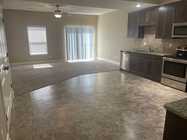 Foto del edificio - Spacious 3 Bed 2.5 Bath with Stainless Ste...