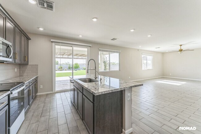 Foto del edificio - Spacious 5BR House in Casa Grande