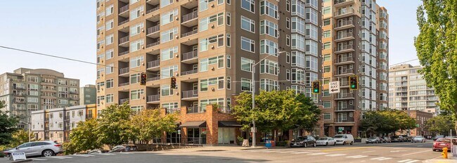 Foto del edificio - Gorgeous 1 Bedroom + Den Belltown Condo wi...