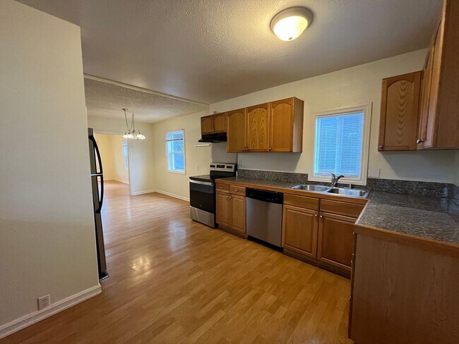 Building Photo - Spacious 4-bedroom House with Large Backyard