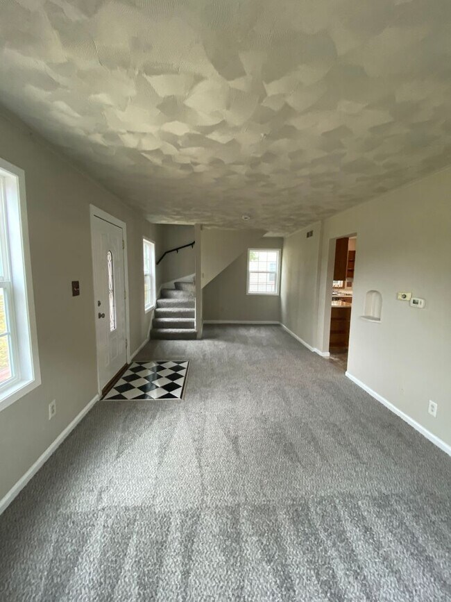 Building Photo - 3 Bedroom 1.5 Bathroom with 2 Stall Garage