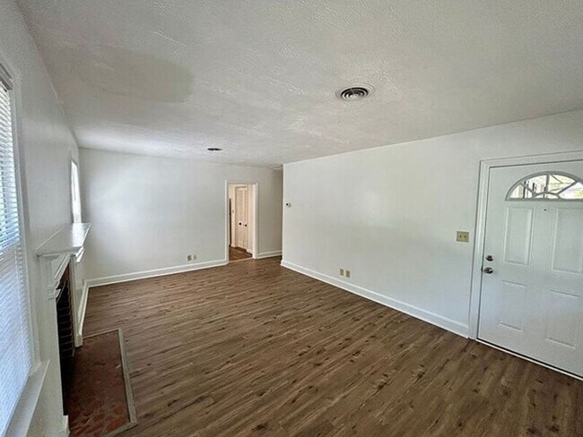 Building Photo - *Students Welcomed* 3 bedroom/ 1 bathroom- Indian Springs Road