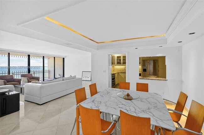 Foto del edificio - 2 Grove Isle Dr