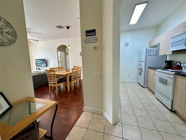 Building Photo - 2300 Silver Palm Dr