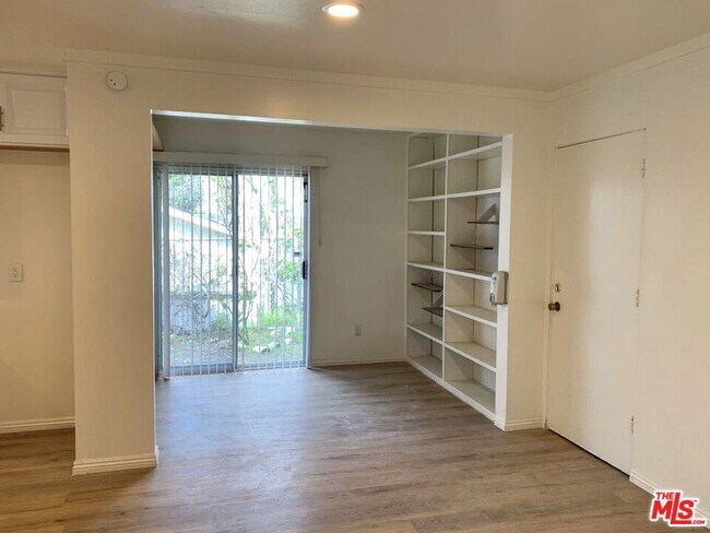 Building Photo - 6308 Villa Rosa Dr