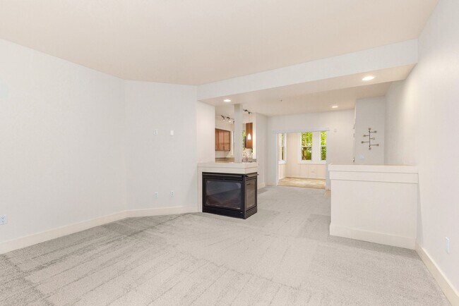 Foto del edificio - Updated 2 Bedroom 2 Bath Redmond - 1 Car Detached Garage
