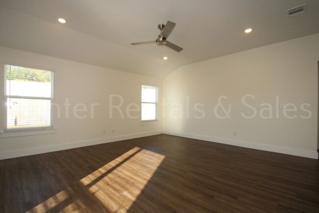 Building Photo - Newer Modern Cove 4 Bedroom