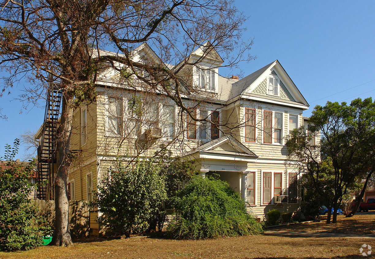 Building Photo - 301 W Magnolia Ave
